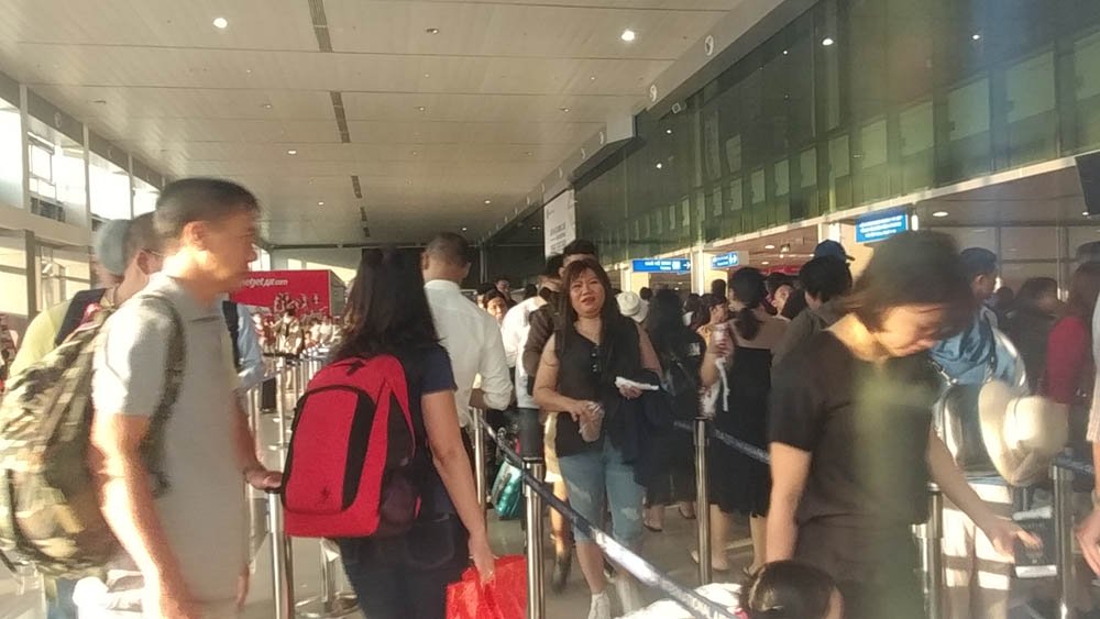 Sân bay Tân Sơn Nhất đông nghịt vì hàng nghìn người đi chơi lễ 30/4